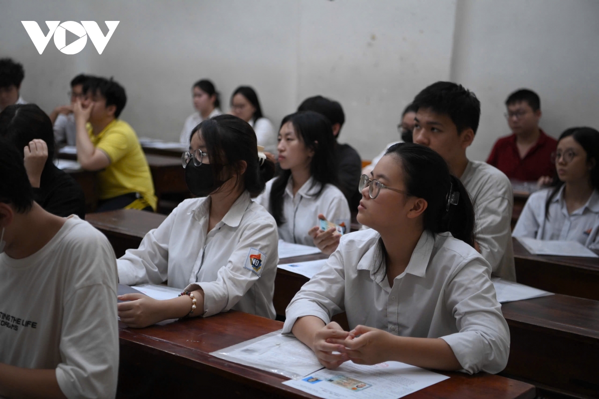 10 thí sinh bị đình chỉ thi vì vi phạm quy chế trong buổi thi đầu tiên